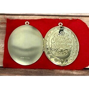 1985 HALLMARK KEEPSAKE ORNAMENT QX005 FIRST CHRISTMAS TOGETHER PHOTO LOCKET